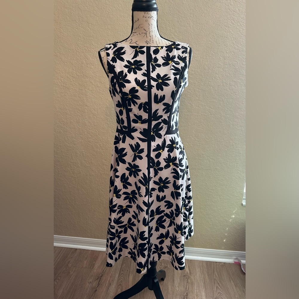 Very cute dress in great condition.